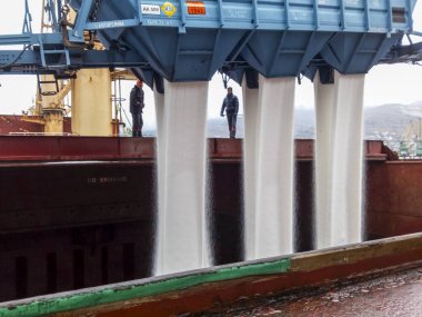 güherçile tanker tutun arabaya gelen dökülme. Mineral gübreler gemilerle tutun yükleme.