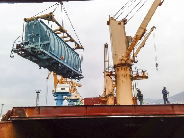 Bewegende vracht treinwagon in de haven door een poort kraan. Lading tillen operaties. Industriële haven. — Stockfoto