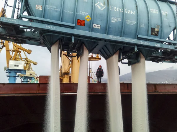 ノヴォロシースク ロシア連邦 2017 タンカーの船倉の中に車から硝石の流出 船で肥料を保持する鉱物の読み込み — ストック写真