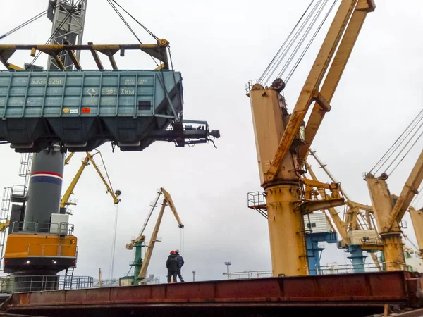 Перевозка вагона в порту через портовый кран. Операции по подъему грузов. Промышленный порт . — стоковое фото