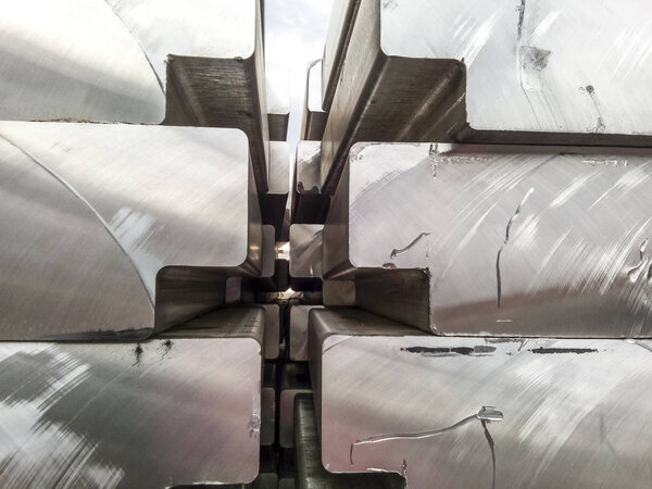 Aluminum ingots. Transportation of aluminum for export