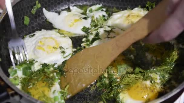 Fry Soğan Dereotu Bir Tavada Yumurta Omlet Yeşillikleri Ile — Stok video
