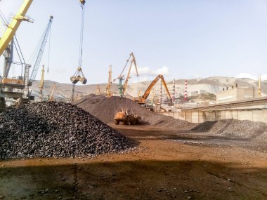 Novorossiysk, Rusya - 20 Ağustos 2017: Kargo endüstriyel bağlantı noktasını, bağlantı noktası vinç. Antrasit olarak yüklenmemesi. Kömür taşımacılığı. Kömür yığını