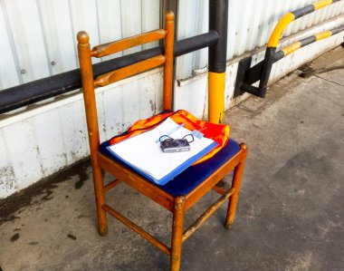 Novorossiysk, Rusya - 11 Ağustos 2016: Sandalye ile muhasebe belgeleri. Mallar varış denetlemek için kamera.