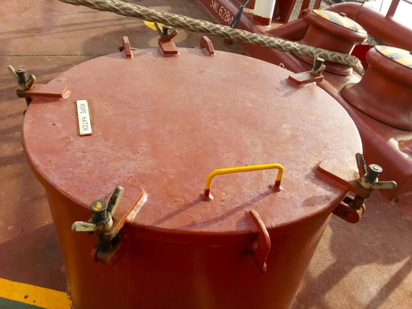 Het Luik in de ventilatie op het dek van het schip. Sloten op het Luik — Stockfoto