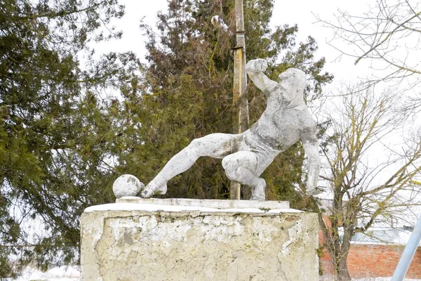 Pomnik piłkarz w pobliżu stadionu w osadzie Elitnyy Krasnodar Krai. — Zdjęcie stockowe