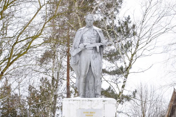 Monument till en okänd soldat i parken — Stockfoto