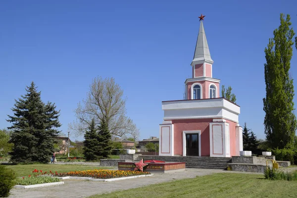 教堂和星与永恒的火附近的文化之家附近的中心广场 Oktyabrsky 定居点. — 图库照片
