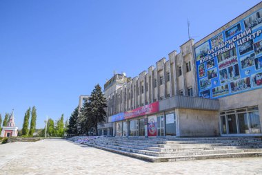 Evi Kültür Merkezi square yakınındaki. Maistrenko mirası. Sovyet dönemi inşaatı. Krasnodar Krayı, Krasnoarmeisky bölge.