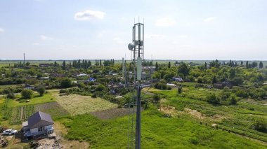 Hücresel kule. Hücresel ve telefon sinyal aktarımı için ekipman. Yukarı ve aşağı uçmak.