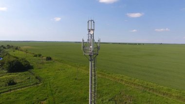 Hücresel kule. Hücresel ve telefon sinyal aktarımı için ekipman. Yukarı ve aşağı uçmak.