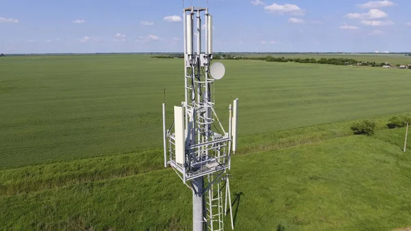 Torre Cellulare Apparecchiature Trasmissione Segnali Cellulari Mobili Vola Giù — Foto Stock