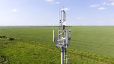Hücresel kule. Hücresel ve telefon sinyal aktarımı için ekipman. Yukarı ve aşağı uçmak.