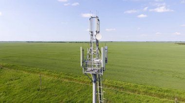Hücresel kule. Hücresel ve telefon sinyal aktarımı için ekipman. Yukarı ve aşağı uçmak.