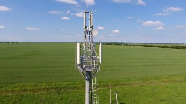 Hücresel kule. Hücresel ve telefon sinyal aktarımı için ekipman. Yukarı ve aşağı uçmak.