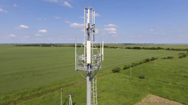 Hücresel kule. Hücresel ve telefon sinyal aktarımı için ekipman. Yukarı ve aşağı uçmak.