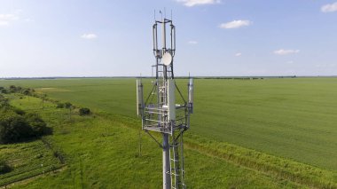 Hücresel kule. Hücresel ve telefon sinyal aktarımı için ekipman. Yukarı ve aşağı uçmak.