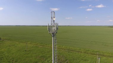 Hücresel kule. Hücresel ve telefon sinyal aktarımı için ekipman. Yukarı ve aşağı uçmak.