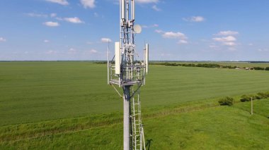 Hücresel kule. Hücresel ve telefon sinyal aktarımı için ekipman. Yukarı ve aşağı uçmak.