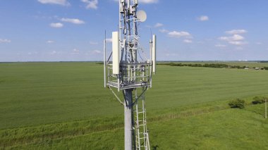 Hücresel kule. Hücresel ve telefon sinyal aktarımı için ekipman. Yukarı ve aşağı uçmak.