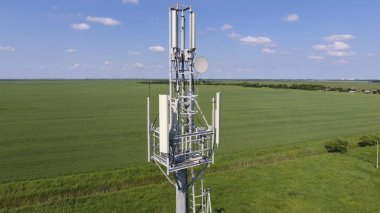 Hücresel kule. Hücresel ve telefon sinyal aktarımı için ekipman. Yukarı ve aşağı uçmak.