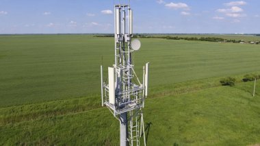 Hücresel kule. Hücresel ve telefon sinyal aktarımı için ekipman. Yukarı ve aşağı uçmak.