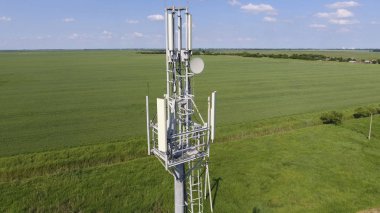Hücresel kule. Hücresel ve telefon sinyal aktarımı için ekipman. Yukarı ve aşağı uçmak.