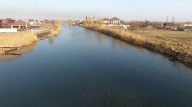 Nehir eric baharda köyde geçerli. Sığ nehir köyde yavaş yavaş akan,.