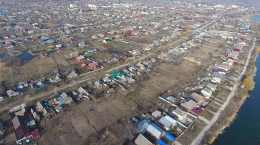 Köyün üst kısmından görüntüleyin. Sokaklar asfalt ve tek katlı evler olmadan. Kuban Köyü.
