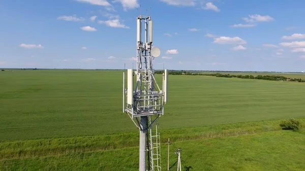 Torre Cellulare Apparecchiature Trasmissione Segnali Cellulari Mobili Vola Giù — Foto Stock