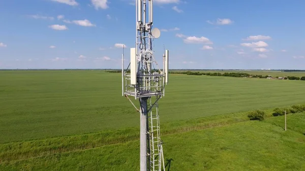 Hücresel Kule Hücresel Telefon Sinyal Aktarımı Için Ekipman Yukarı Aşağı — Stok fotoğraf