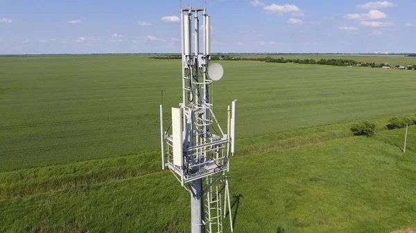 Torre Cellulare Apparecchiature Trasmissione Segnali Cellulari Mobili Vola Giù — Foto Stock