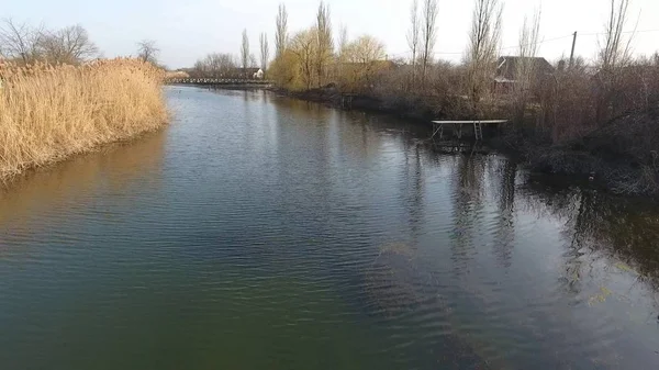 Courant de la rivière eric dans le village au printemps. Rivière peu profonde, coulant lentement dans le village . — Photo