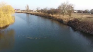 Nehir eric baharda köyde geçerli. Sığ nehir köyde yavaş yavaş akan,.