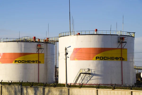 Depósitos con combustible en el depósito de petróleo de Rosneft. Tanques a la luz del sol poniente . — Foto de Stock