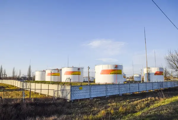 Depósitos con combustible en el depósito de petróleo de Rosneft. Tanques a la luz del sol poniente . — Foto de Stock