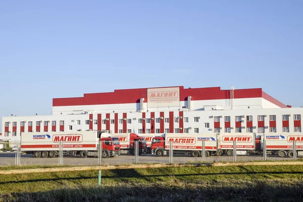 Den huvudsakliga distributionscentralen för varor är ett nätverk av magneter i regionen slaviska. Åska, huvudvyn. Butikskedjornas är en magnet. — Stockfoto