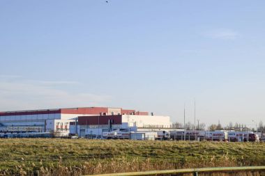 Ana dağıtım merkezi malların mıknatıslar Slav bölgesinde bir ağdır. Gök gürültüsü, ana görünümde. Süpermarket zinciri bir mıknatıs gibi çekiyor.