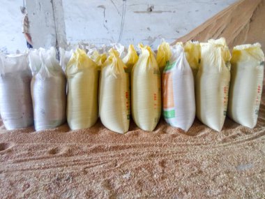 Arpa ve buğday hisse senedi taneleri yığını. Tüketiciye teslim önce tahıl mahsulün depolama.