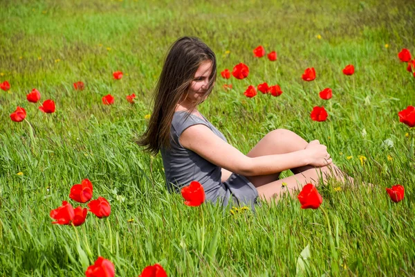 Menina fada bonita em um campo entre as flores da tulipa — Fotografia de Stock