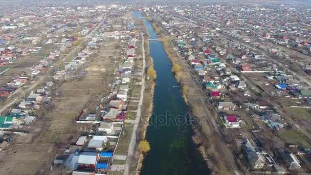 Vista desde la cima del pueblo. Calles sin asfalto y casas de una sola planta. El pueblo de Kuban . — Vídeo de stock