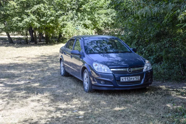 Lasy Obok Wsi Shapsugskaya Rosja Lipca 2016 Niebieski Samochód Opel — Zdjęcie stockowe