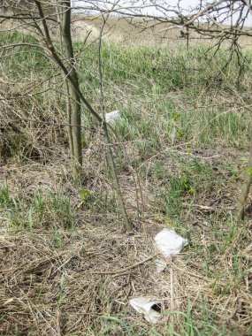 Gübre konsantresi ile atılan çanta. Pestisitler çevre kirliliğinin