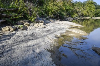 Dağ nehir. Sığ dağ nehir, buzlu su akıyor.