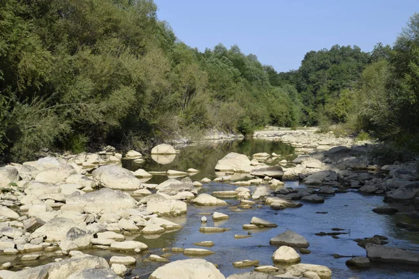 The mountain river. Shallow mountain river, water flows through the rocks. — Stock Photo, Image