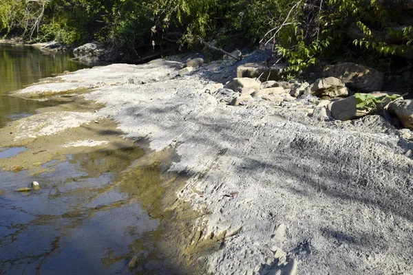 De rivier van de berg. Ondiepe berg rivier, water stroomt door de rotsen. — Stockfoto