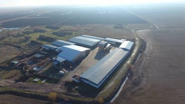 Köy Elitnyy Krasnoarmeyskiy District, Krasnodar Krayı, Rusya Federasyonu. 100 metre yükseklikte uçan. Harabe ve AF