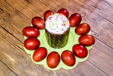 Paskalya kek ve kırmızı boyalı Paskalya yumurtaları. Paskalya tablo için gıda