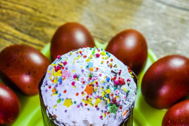 Paskalya kek ve kırmızı boyalı Paskalya yumurtaları. Paskalya tablo için gıda