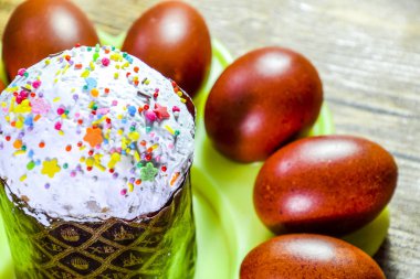 Paskalya kek ve kırmızı boyalı Paskalya yumurtaları. Paskalya tablo için gıda